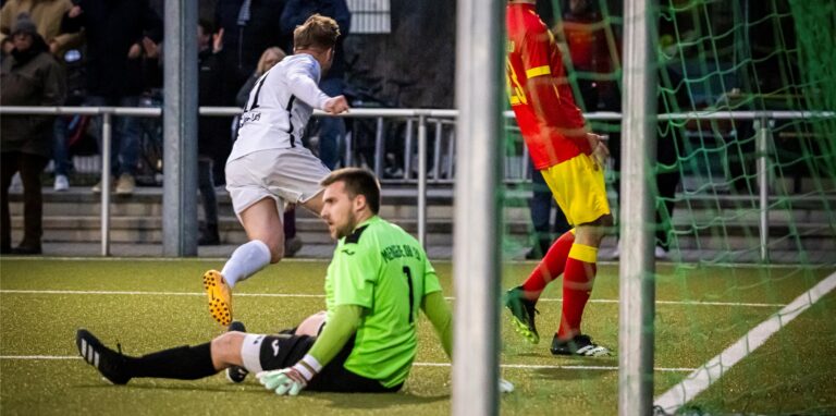 Wenn Daniel von der Ley (l.) und der FC Nordkirchen weiter so viele Tore schießen, könnte dies zu einer neuen Bezirksliga-Bestmarke verhelfen.
