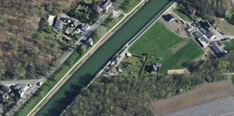 Der Kanalblick des angebotenen Hauses entspricht zu 100 Prozent den Tatsachen. Das Haus ist quasi nur durch die Suderwicher Straße vom Rhein-Herne-Kanal getrennt.