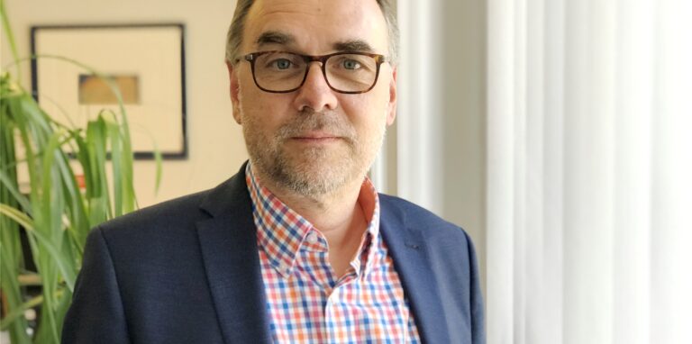 Stefan Fokken, Sprecher der Sparkasse Vest Recklinghausen, hat mit unserer Redaktion über steigende Bauzinsen, überflüssige Torschlusspanik und die richtig Mischung bei der Finanzierung gesprochen.