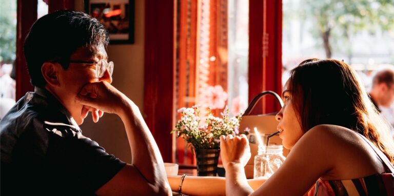 Unangenehme Stille beim ersten Date ist für viele Singles das Horrorszenario. Doch die falschen Fragen können oft noch viel mehr Schaden anrichten.