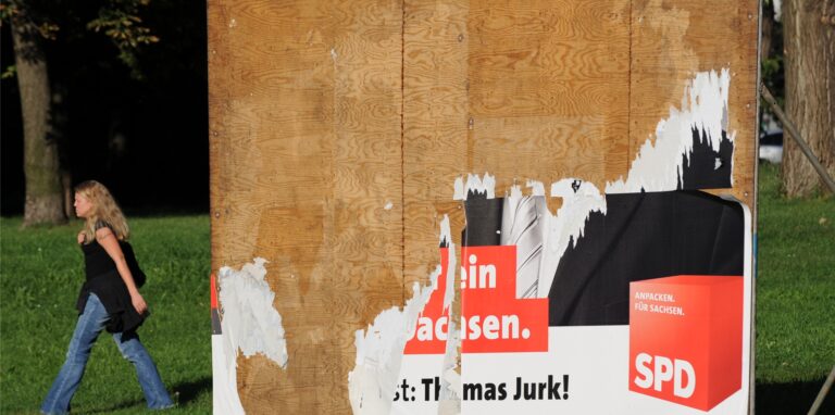 Blick auf ein abgerissenes Wahlplakat der sächsischen SPD, aufgenommen am Montag (31.08.2009) in Dresden.