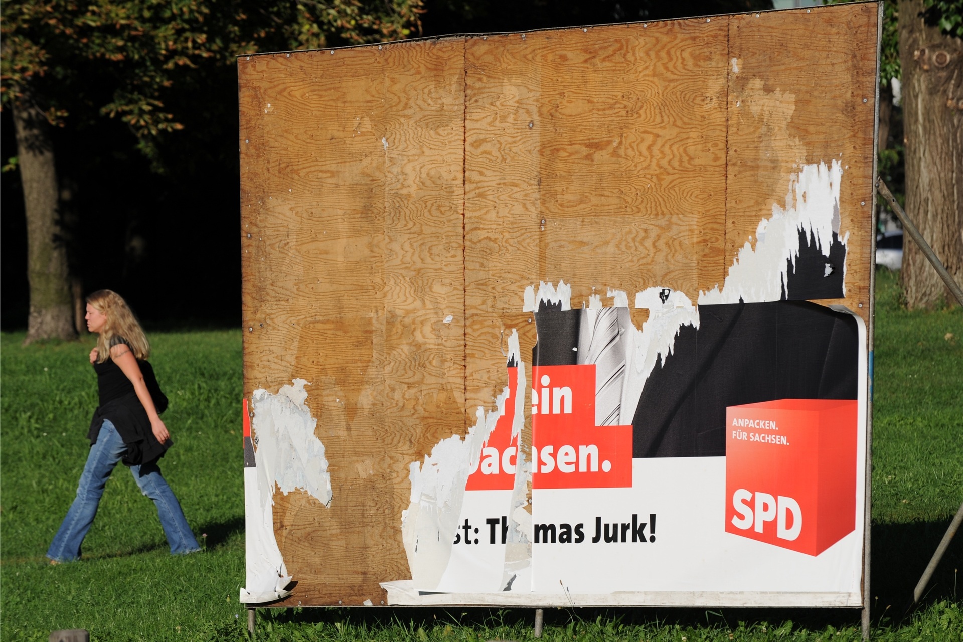 Blick auf ein abgerissenes Wahlplakat der sächsischen SPD, aufgenommen am Montag (31.08.2009) in Dresden.