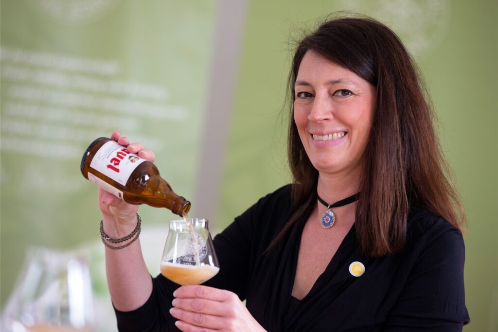 Bier-Sommelière Jutta Knoll gießt sich ein Glas Bier ein. Bier-Sommelière Jutta Knoll gießt sich ein Glas Bier ein.