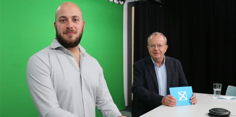 Jules El-Khatib (Die Linke) und Redakteur Ulrich Breulmann im Video-Studio von Lensing Media.