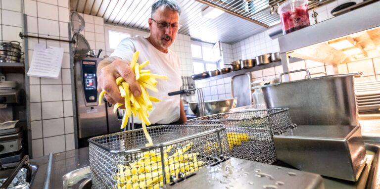 Pommes und Frittiertes stehen bei Michel Roussel, Küchenchef im Restaurant Haus Alt-Westerholt, auch weiterhin auf der Speisekarte. Er habe einen zuverlässigen Speiseöl-Lieferanten.
