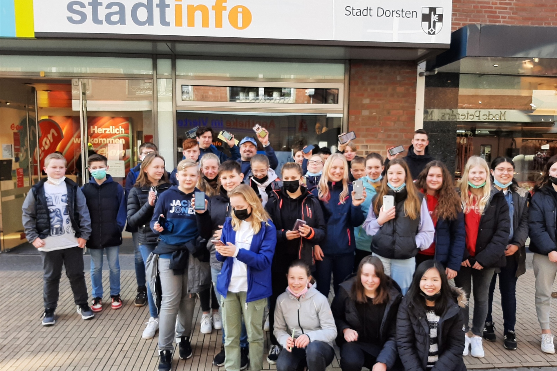 Kinder vor der Dorstener Stadtinfo.