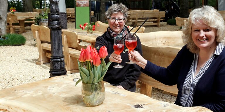 Iris Schumann und Martina Hörstrup stoßen in Jupp dem Erlebnisbiergarten an.