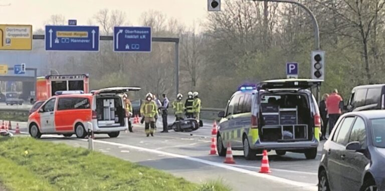 Polizei und Rettungskräfte an einer Unfallstelle an der Mengeder Straße in Waltrop kurz vor der Autobahn.