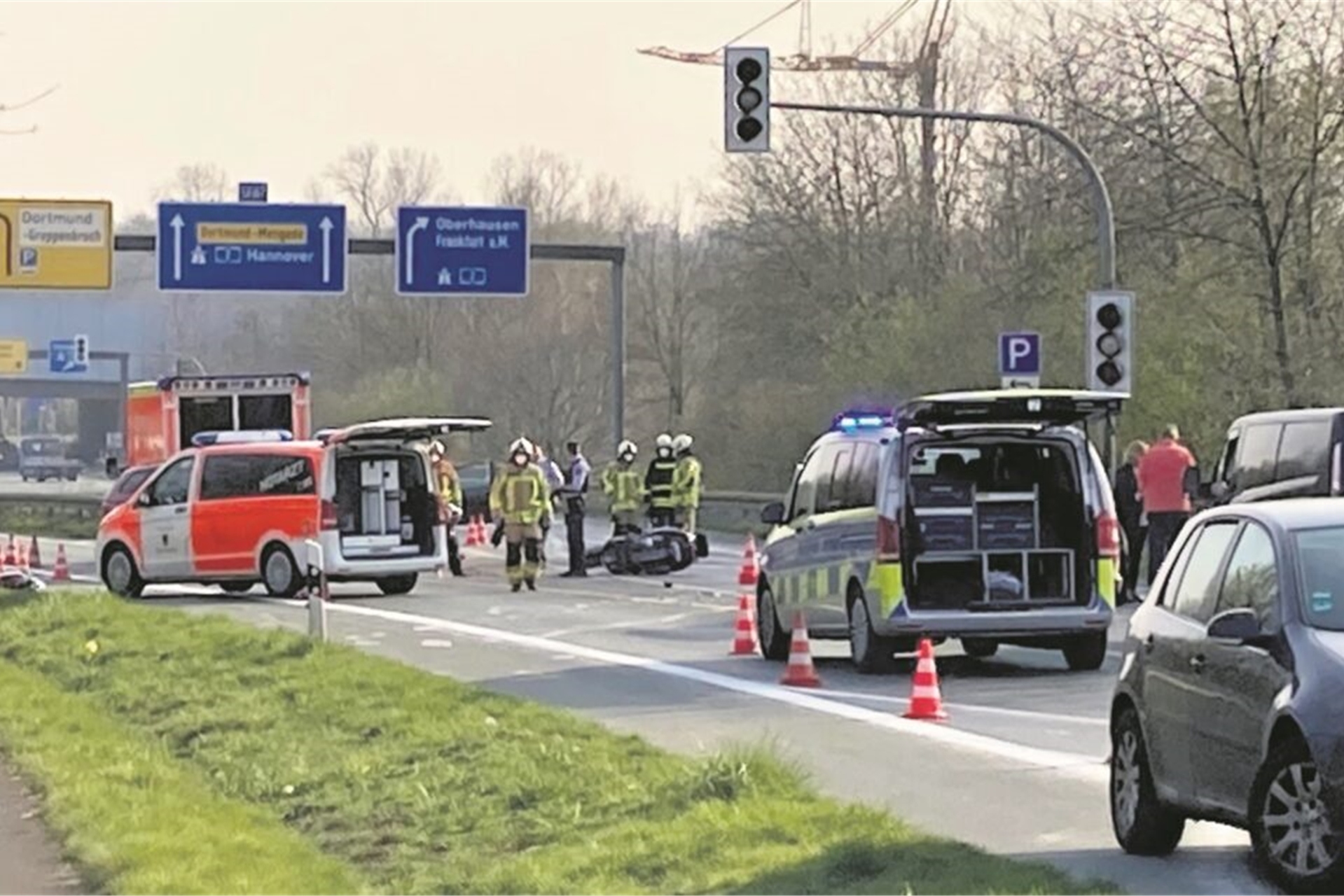 Polizei und Rettungskräfte an einer Unfallstelle an der Mengeder Straße in Waltrop kurz vor der Autobahn.