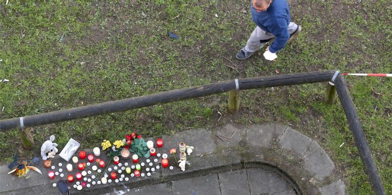 Die Polizei markierte die Spuren auf dem obersten Deck des Parkhauses mit neongelber Farbe. Sie führen direkt in den Abgrund.