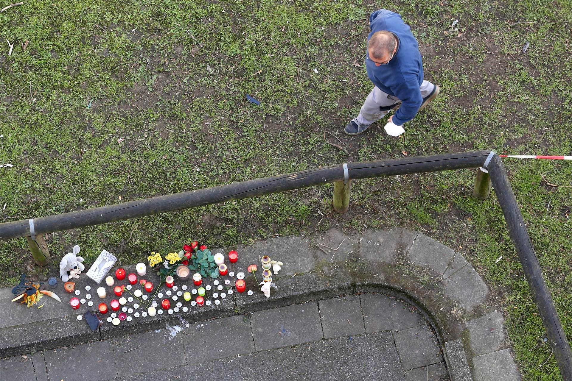 Die Polizei markierte die Spuren auf dem obersten Deck des Parkhauses mit neongelber Farbe. Sie führen direkt in den Abgrund.