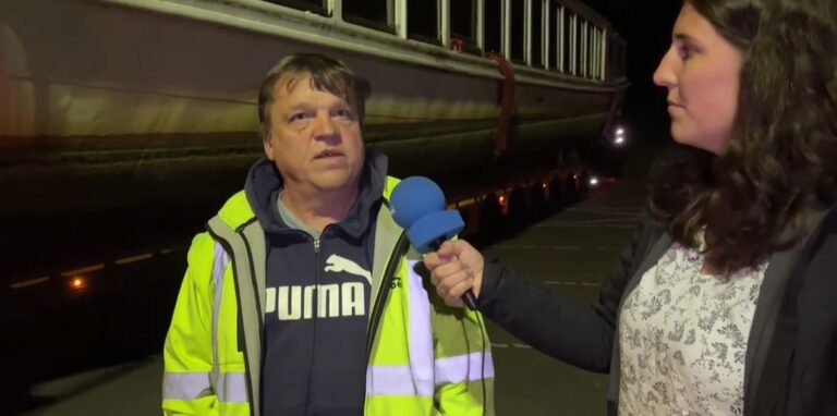 Die Fahrer der Spedition erklären im Live-Video, wie der Transport der Möwe funktioniert.