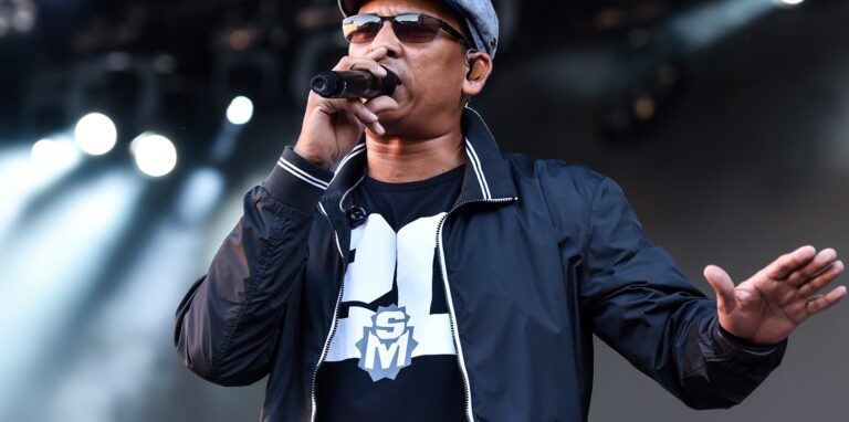 Xavier Naidoo tritt am 10.07.2015 in Mannheim (Baden-Württemberg) im Ehrenhof des Schlosses während eines Konzerts zum 20-jährigen Bühnenjubiläum seiner Band auf.
