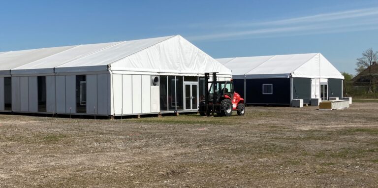 Die Zelte für mögliche Ukraine-Flüchtlinge sind jetzt auf der Fläche an der B235 in Habinghorst aufgebaut.