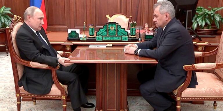 Wladimir Putin und der russische Verteidigungsminister Sergej Schoigu, zeigen sich im Staatsfernsehen.