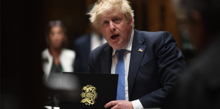 Der britische Premierminister muss sich wegen mutmaßlicher Lügen im Zusammenhang mit der Partygate-Affäre einer Untersuchung stellen.
