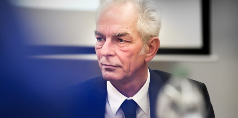 Im Prozess gegen den Dortmunder Ex-Klinikums-Chef Rudolf Mintrop wegen Beihilfe zur Tötung hat der Chefermittler der Polizei Mintrop schwer belastet.