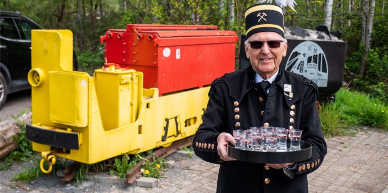 Das neue Exponat, eine alte Grubenbahn, schmückt die König-Ludwig-Trasse.