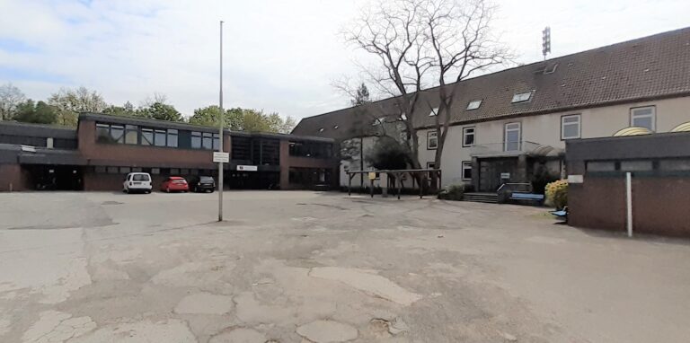 Die Turnhalle der Wilhelm-Raabe-Schule wird zurzeit provisorisch hergerichtet – falls die städtischen Notunterkünfte für Vertriebene aus der Ukraine nicht ausreichen sollten.