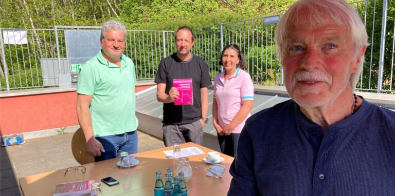 Hans-Werner Diel (vorne) hat ein Buch geschrieben. Geholfen dabei hat ihm seine Ärztin Dr. Jil Maki, verlegt hat es Frank Denk (hinten links), präsentiert hat er es im Agora-Zentrum bei Thorsten Schnelle.