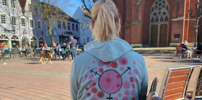 Sonya aus Haltern sitzt auf einer Bank vor dem alten Rathaus.