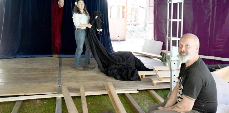 Das Zirkuszelt ist aufgebaut: Die Vorbereitungen für das 1. Stadttiger Frühlingsfest laufen bei Casey Dundock, Daniel Warr alias Dado (l.) und Olaf Alitz auf Hochtouren.