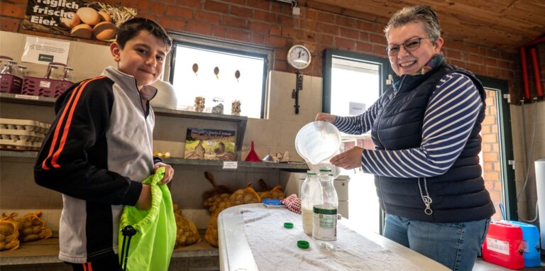 Milch aus dem Supermarkt mag Ali Almohammad Almaddad nicht. Der Elfjährige ist einer der Stammkunden von Barbara Feldhaus.