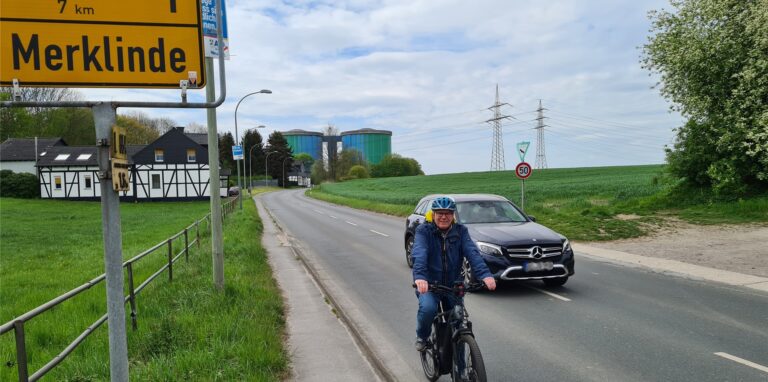 Willi Müller fühlt sich als Radfahrer auf dem Bövinghauser Hellweg nicht sicher.