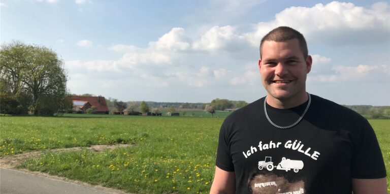 Benedikt Hülsbusch ist der Kopf hinter „Einfach Bauer“ und hat für das anstehende Traktorfestival im Mai nicht nur ein sondern gleich zwei top-Acts engagieren können.