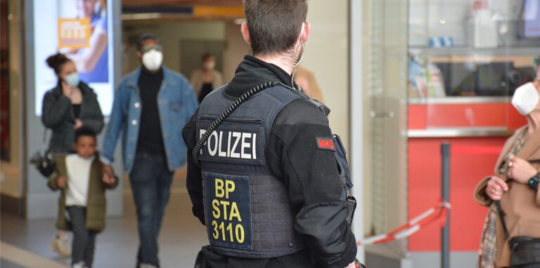 Ein Beamter der Bundespolizei im Hauptbahnhof Dortmund. (Symbolbild)