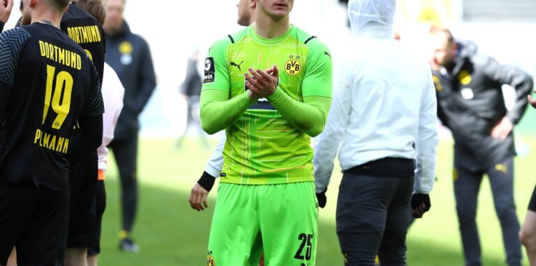 BVB-Torhüter Luca Unbehaun applaudiert.