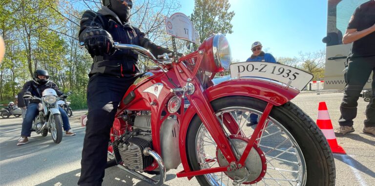 Die ADAC / DMC Reinoldus Motorrad Veteranen Rallye startete am 24.4.2022 am Vormittag im Revierpark Wischlingen. 75 Fahrer von Motorrad-Oldtimern und -Youngtimern, Rollern und Mofas gingen auf eine 120 Kilometer lange Rundfahrt über Lüdinghausen, Nordkirchen, Selm, Bork, Brambauer und Waltrop.