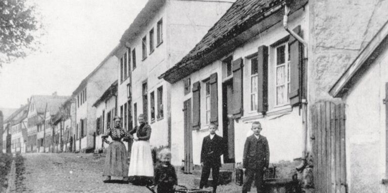 Hier zu sehen sind Tagelöhner-Häuschen an der ehemaligen Wallstraße in Recklinghausen – Arme-Leute-Fachwerk wurde übertüncht.