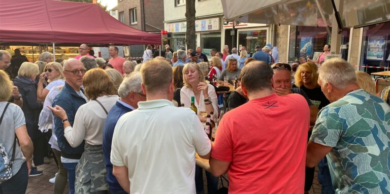 Richtig viel los war im vergangenen Jahr alle zwei Wochen beim Feierabendmarkt auf der Kranzplatte. Damals galten noch Einlasskontrollen und 3G-Regeln.
