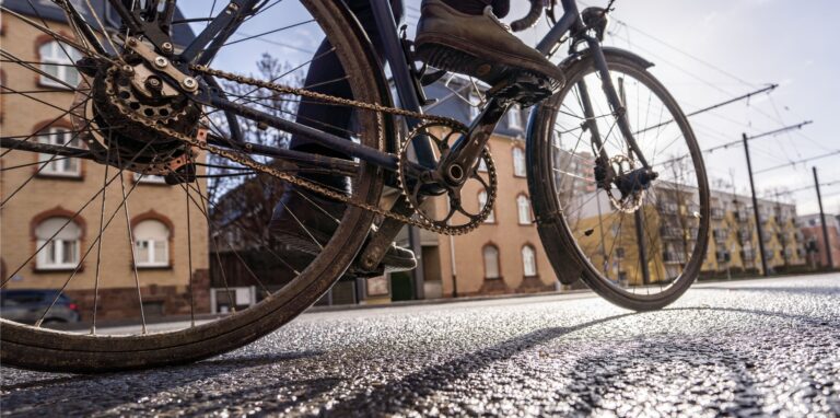 Der Radfahrer fuhr auf dem Radweg an der Recklinghäuser Straße (Symbolbild).
