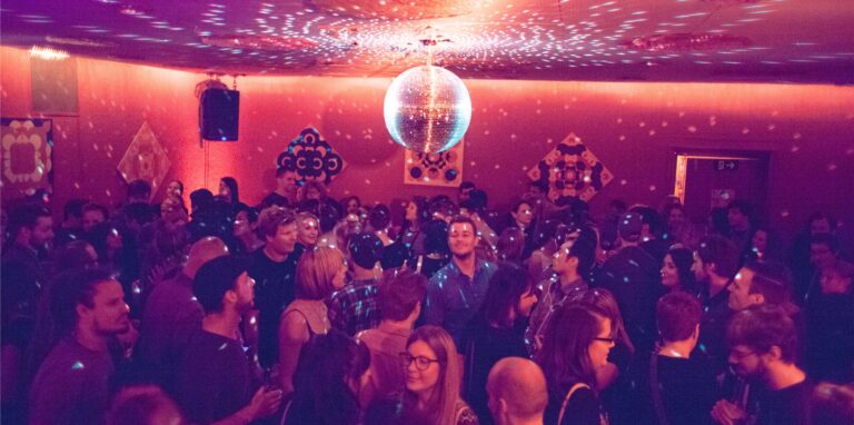 In Dortmunder Clubs wie der Großmarktschänke kann wieder gefeiert werden – auch der Tanz in den Mai. (Archiv)