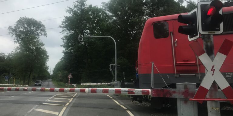 Der Bahnübergang am Deininghauser Weg wird er für gut 48 Stunden komplett gesperrt.