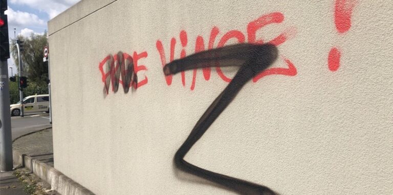 Das „Z“ an der Garagenwand in Westerholt ist mittlerweile verschwunden.