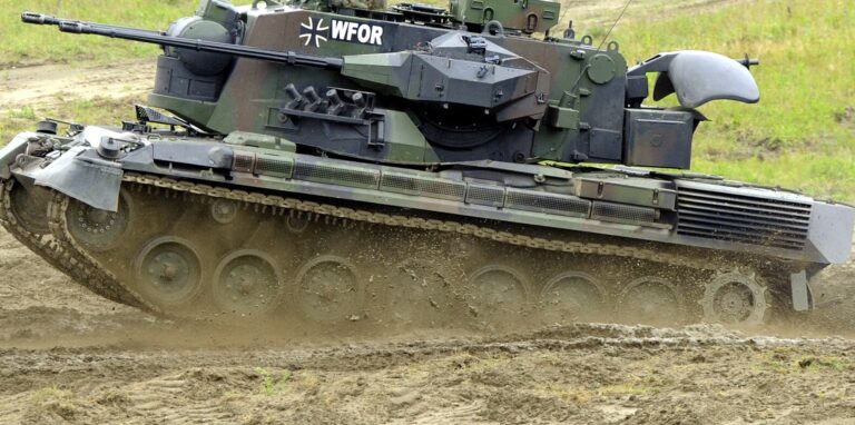 Ein Flakpanzer vom Typ Gepard fährt auf dem Truppenübungsplatz in Munster