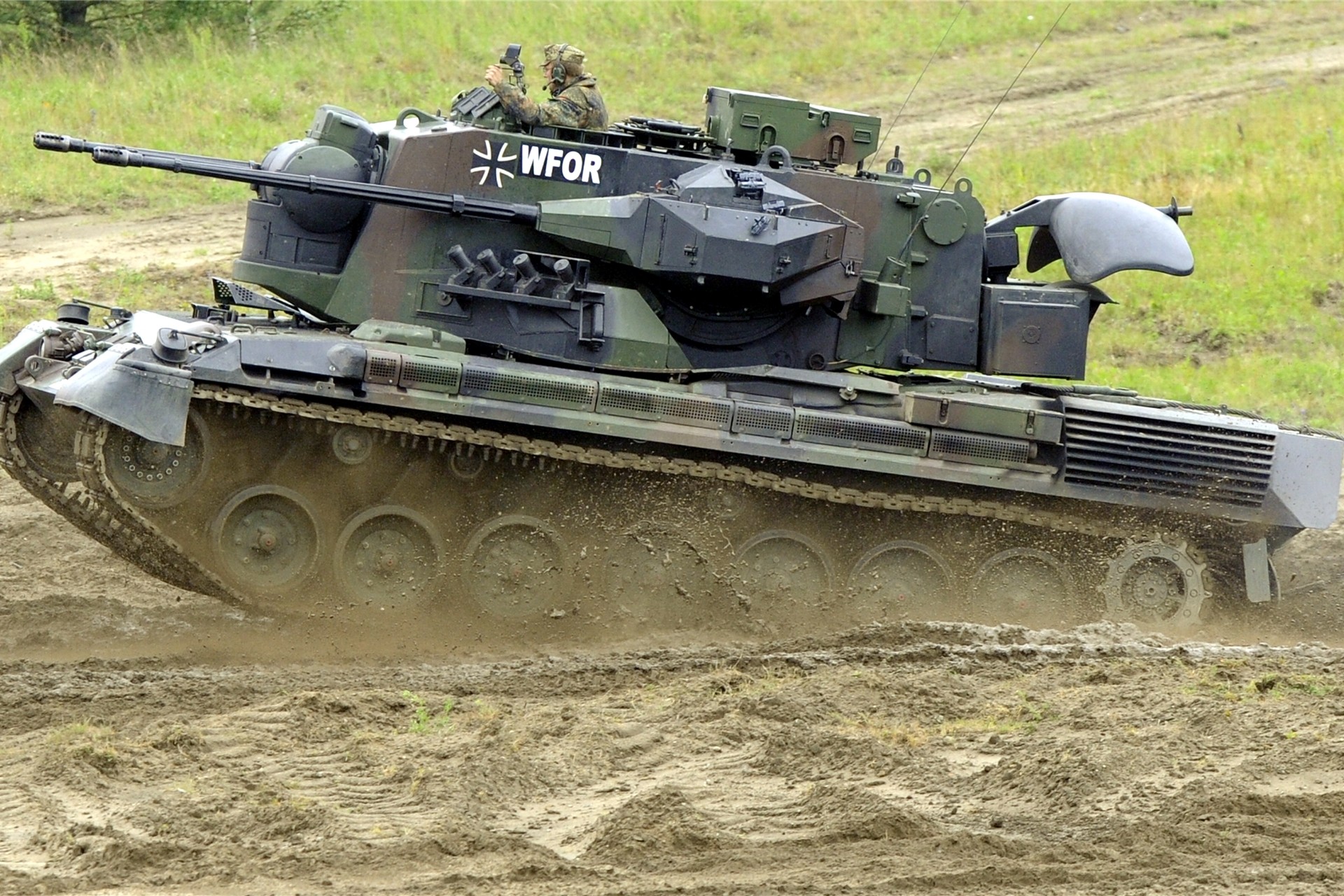 Ein Flakpanzer vom Typ Gepard fährt auf dem Truppenübungsplatz in Munster