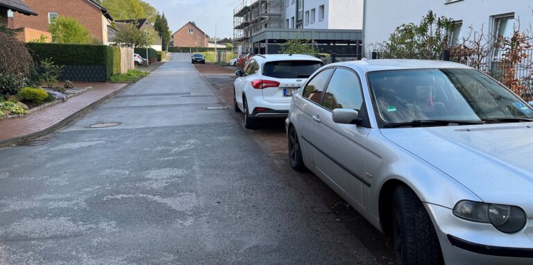 Die Anwohner vom Kapellenweg in Hamm-Bossendorf haben Ärger mit der Stadt, weil sie auf dem Gehweg parken.