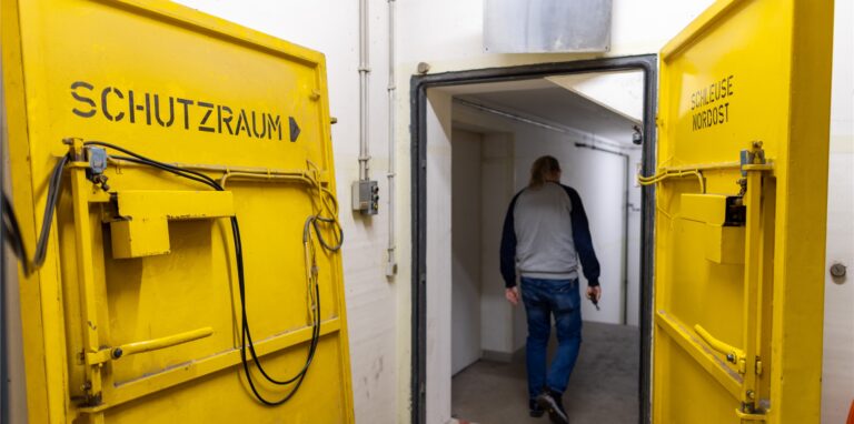 Seit Ende der 1980er-Jahre wurden solche Schutzräume in Deutschland nicht mehr gebaut. Man hielt sie schlicht nicht mehr für notwendig. Inzwischen läuft eine aktuelle Bestandsaufnahme, wo es überhaupt noch Schutzbunker gibt. Klar ist aber schon jetzt: Ein Atomkrieg oder ein Atomunfall in der Ukraine hätte auch auf Deutschland verheerende Auswirkungen.