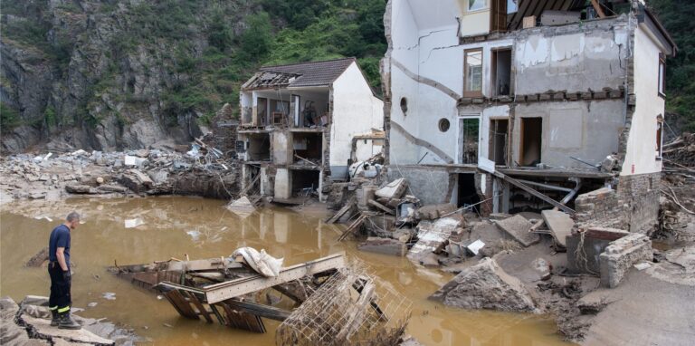 Ein Haus steht nach den Unwettern im Juli 2021 an der Ahr komplett unter Wasser