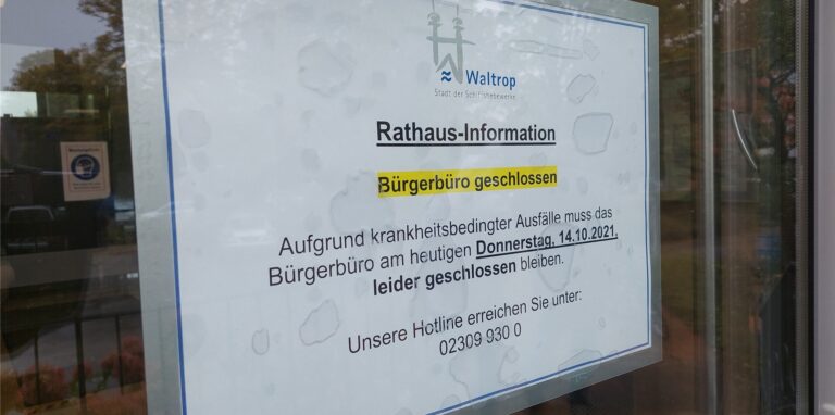 Schild am Rathaus-Eingang Waltrop: Bürgerbüro geschlossen.