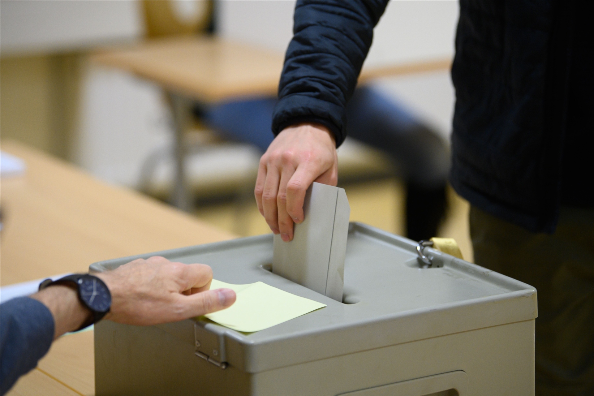 Ein Wähler wirft im Wahllokal seinen Stimmzettel in eine Wahlurne.