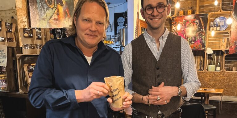 Sternekoch Björn Freitag und Josef Bathen von der Kaffeerösterei Odiba