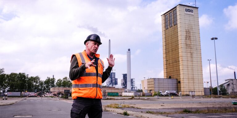 Projektingenieur Robert Bures erklärt, wie der Förderturm und das Gelände von AV Schacht 7 zurückgebaut werden.