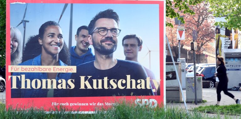 Die SPD hat mit ihrem Spitzenkandidat für die kommende Landtagswahl in Nordrhein-Westfalen, Thomas Kutschaty, Großplakate an den Straßen aufgestellt.