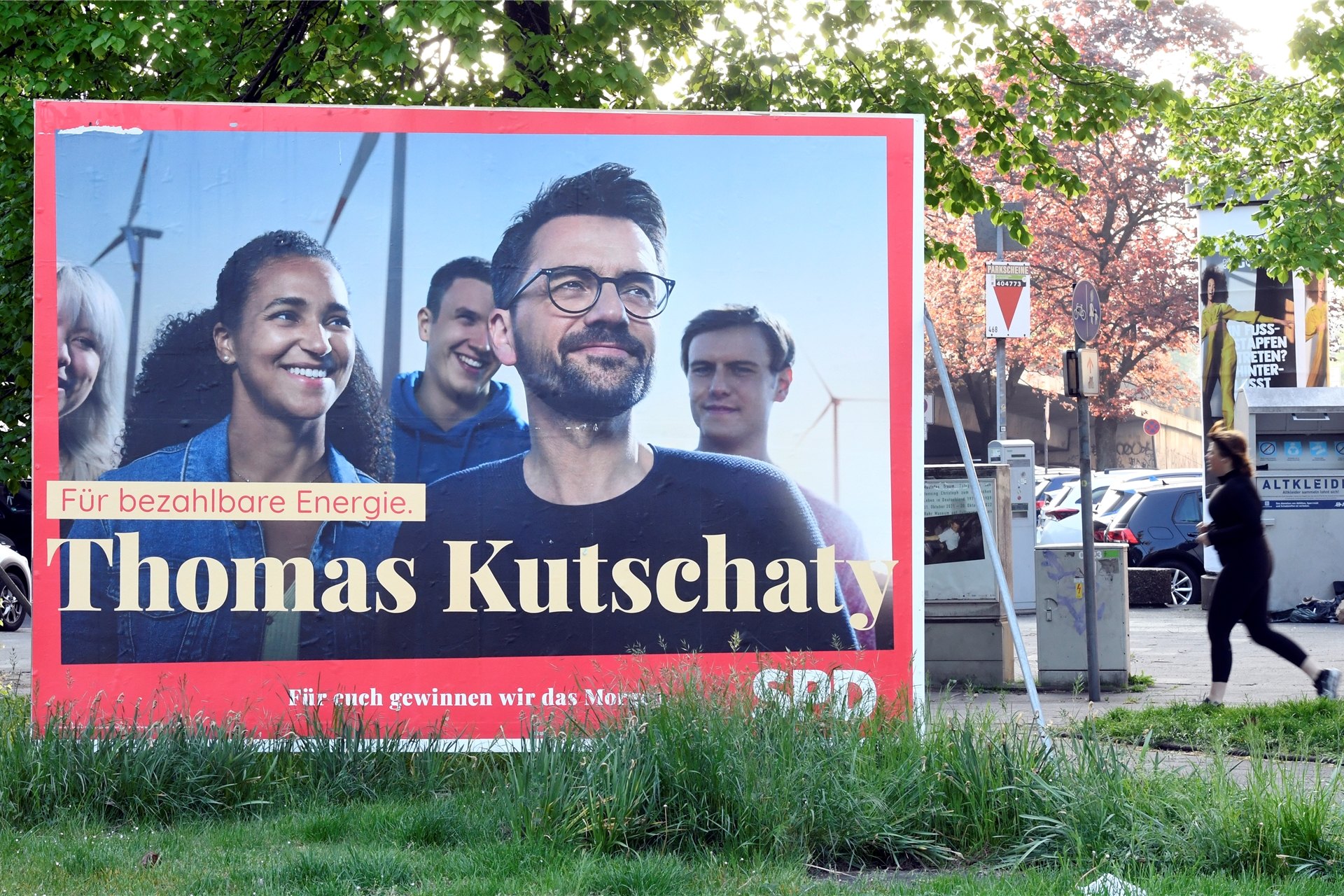 Die SPD hat mit ihrem Spitzenkandidat für die kommende Landtagswahl in Nordrhein-Westfalen, Thomas Kutschaty, Großplakate an den Straßen aufgestellt.