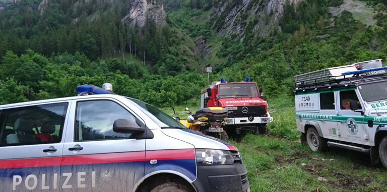 Einsatzfahrzeuge von Polizei, Feuerwehr und Bergrettung stehen am 04.06.2017 bei Trofaiach, Steiermark (Österreich).